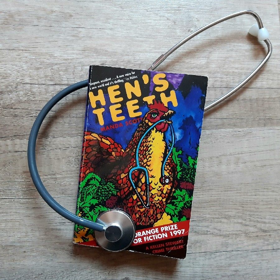 Die riskante Suche nach der Wahrheit – Manda Scotts „Hen’s Teeth“