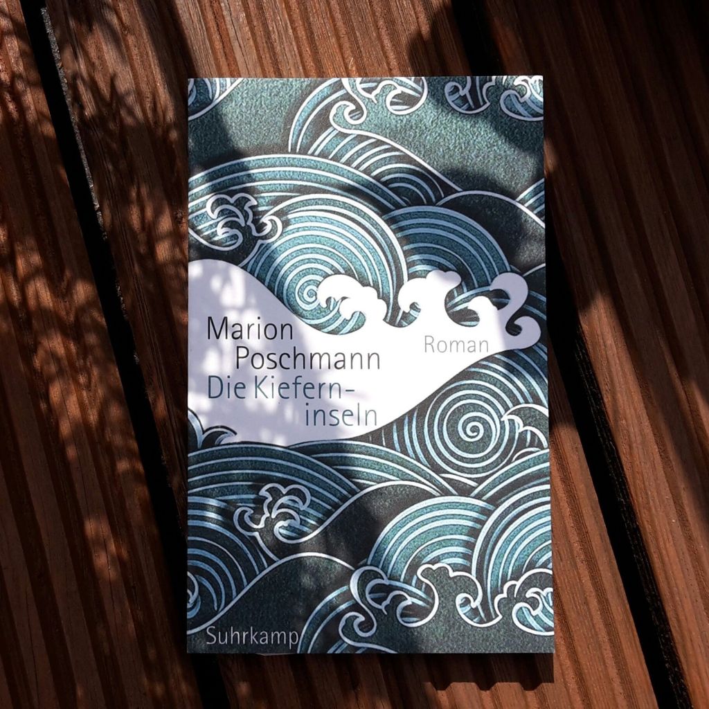 Sinnsuche zwischen Nadelbäumen: „Die Kieferninseln“ von Marion&nbsp;Poschmann